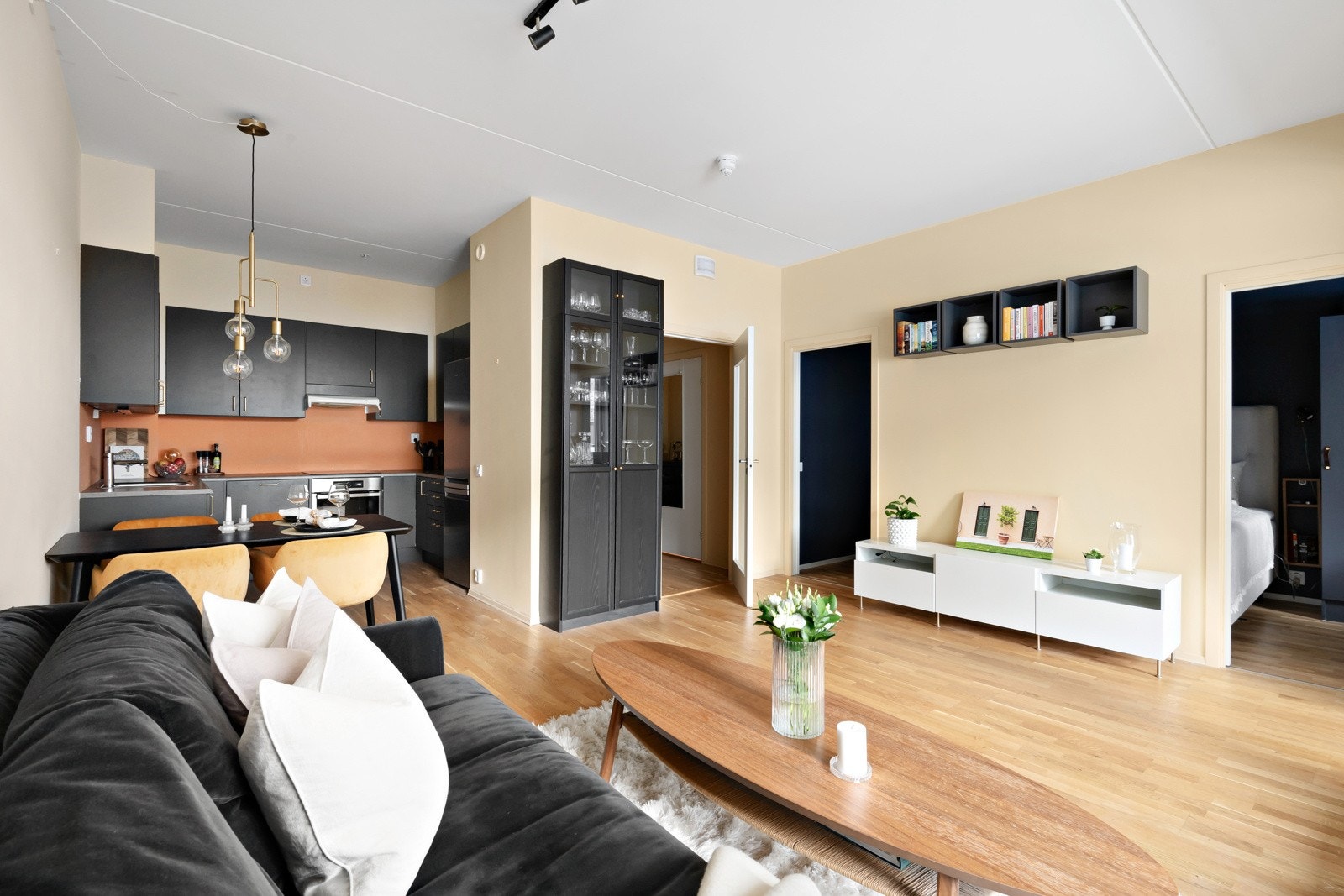 Leiligheten er oppvarmet med sentralvarme (fjernvarme). Det er balansert ventilasjon i boligen som sørger for et godt inneklima Galleribilde