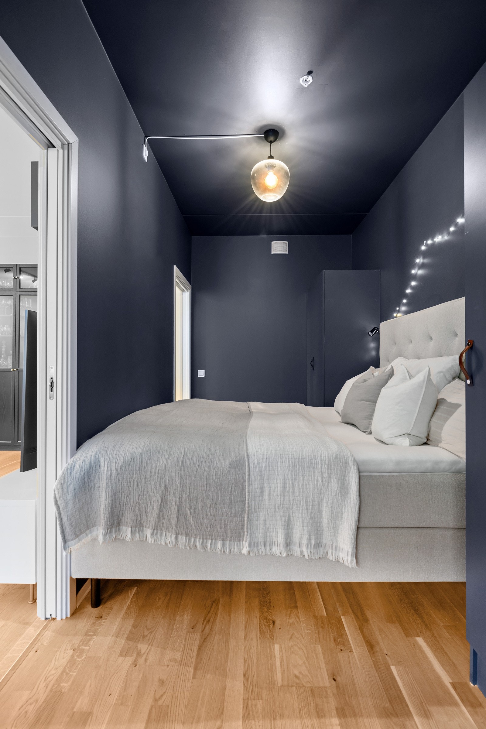 Soverom med god plass til dobbeltseng på 180cm, kommode og lagring av klær i garderobe Galleribilde