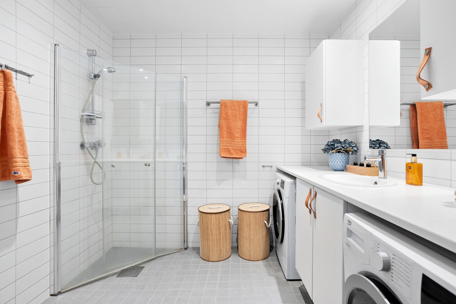 Pent, flislagt bad fra 2017 med varme i gulv og downlights i himling Galleribilde