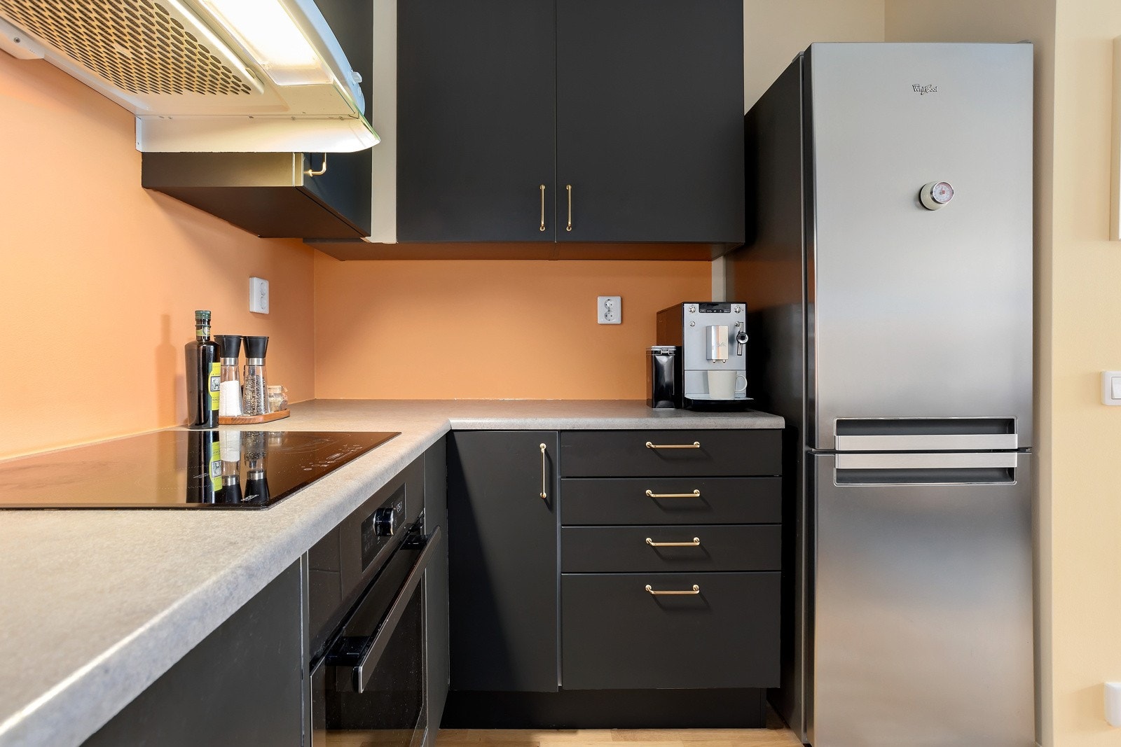 Plass til integrert: Steketopp. Komfyr. Oppvaskmaskin. Plass til frittstående: Kjøle/fryseskap Galleribilde