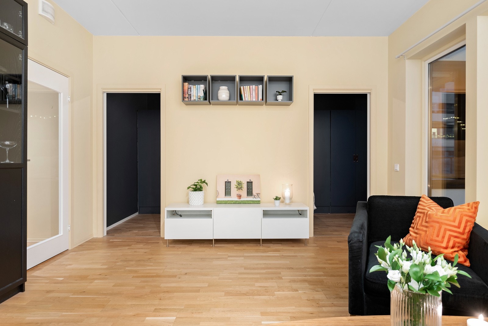 Boligen har god takhøyde 2,81 m. Inngang fra stue til soverom Galleribilde