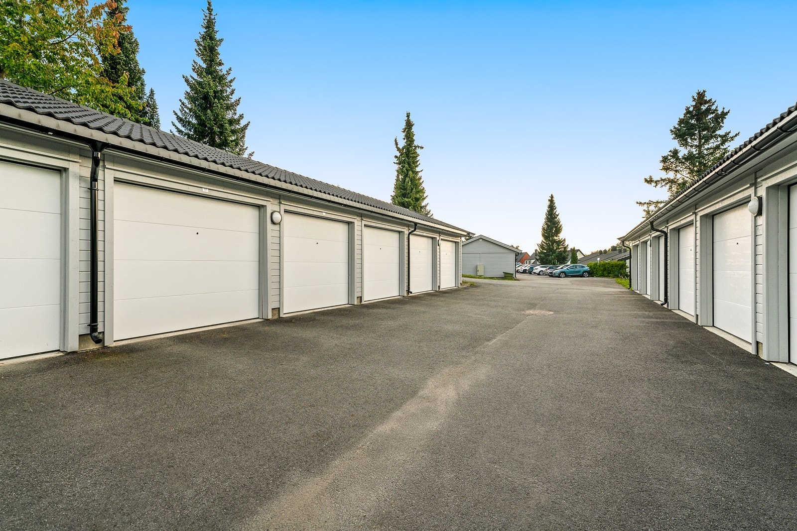 Medfølgende garasjeplass i rekke (Sommerbilde) Galleribilde