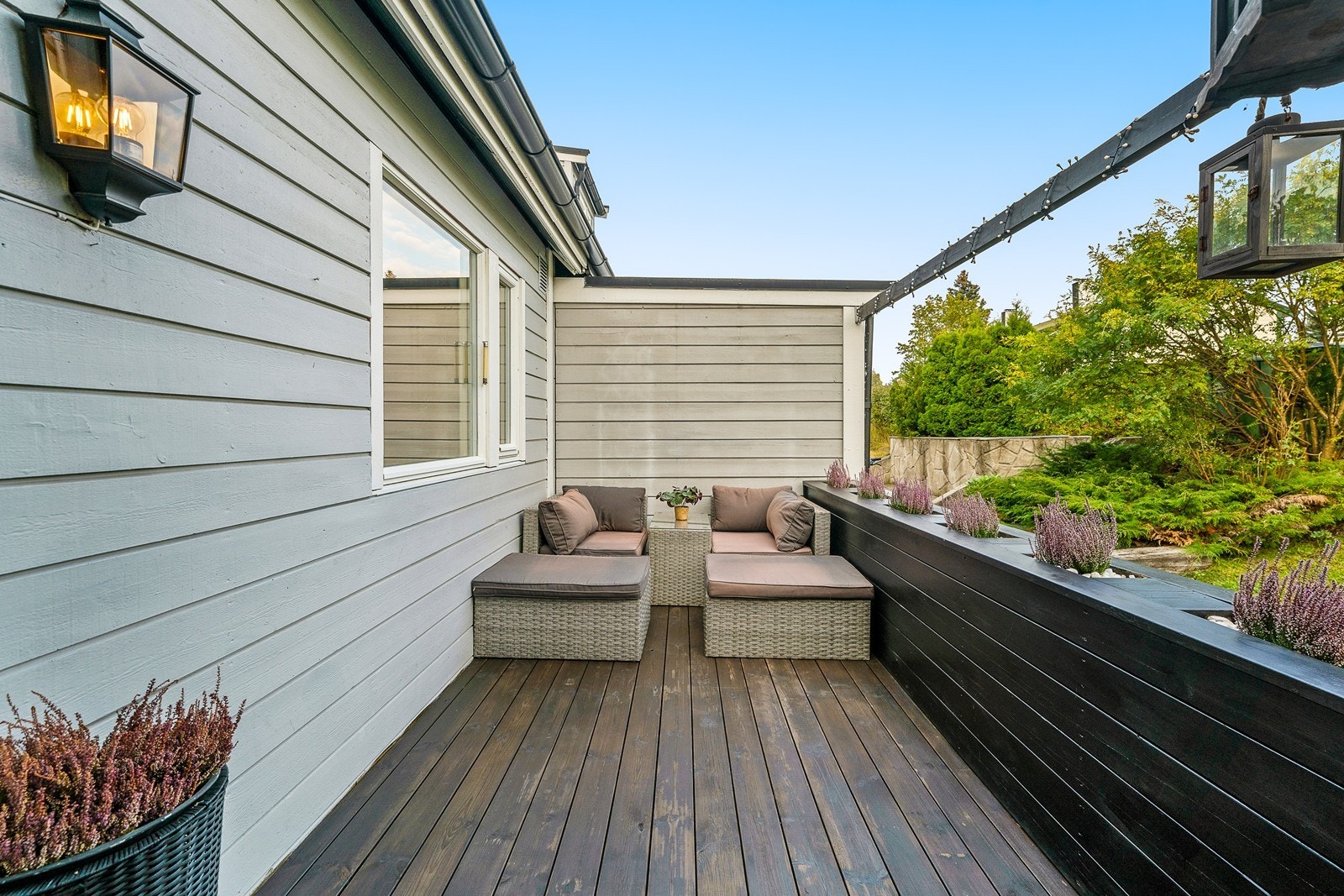 Sommerbilde fra terrasse på fremsiden av huset Galleribilde
