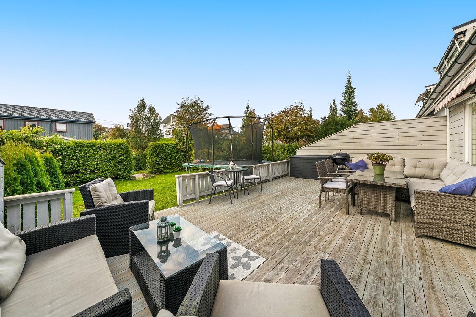 Sommerbilde fra terrasse og hage Galleribilde