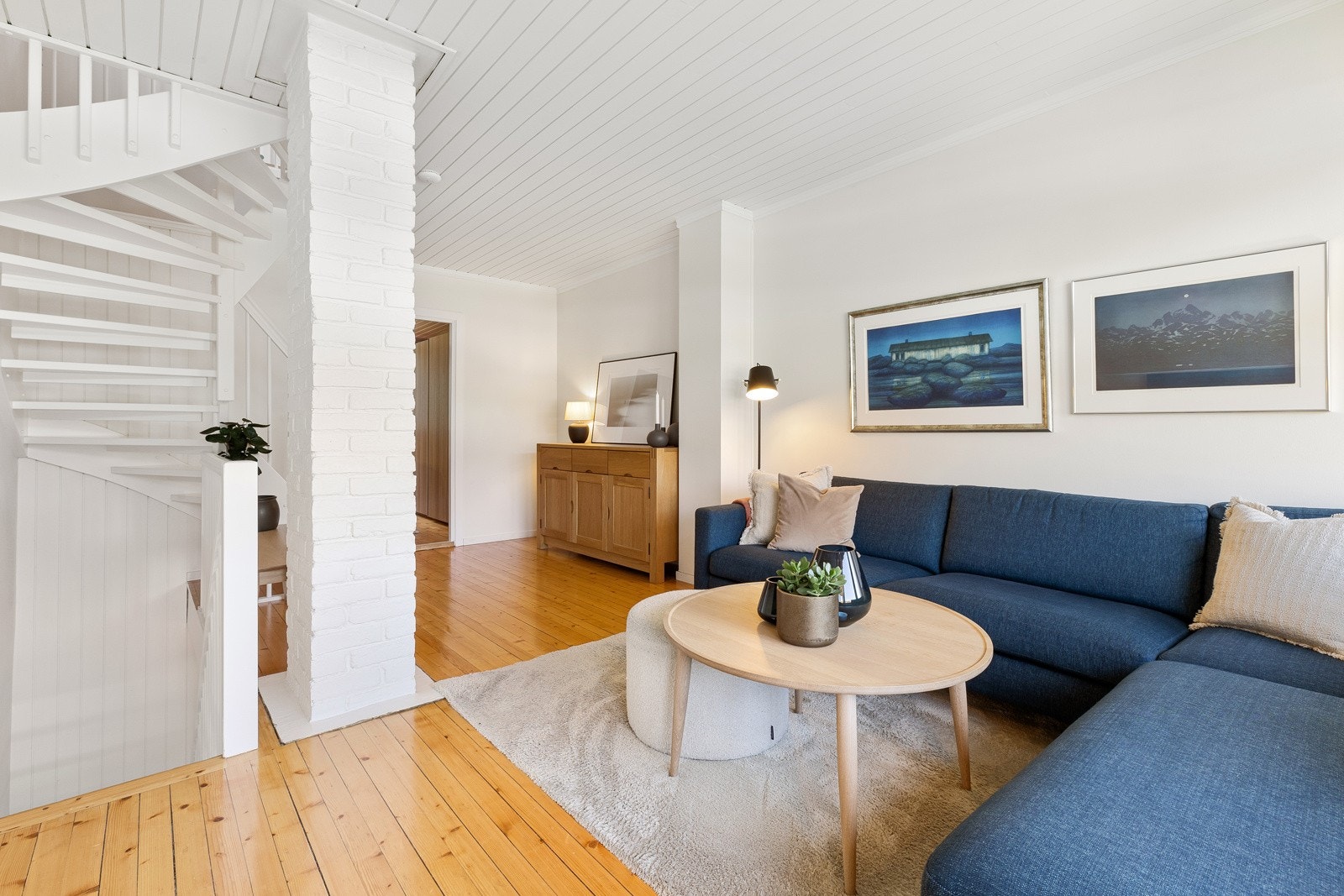 God plass til sofagruppe med tilhørende møblement - originale tregulv og lysmalte overflater Galleribilde