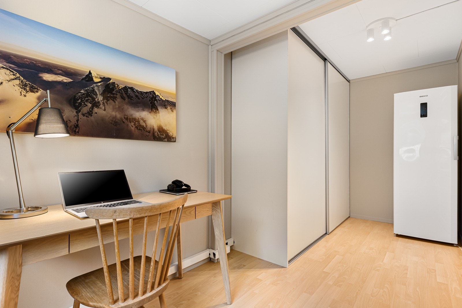 Kontor/soverom i 1. etasje - skyvedørsgarderobe - vindu mot øst Galleribilde