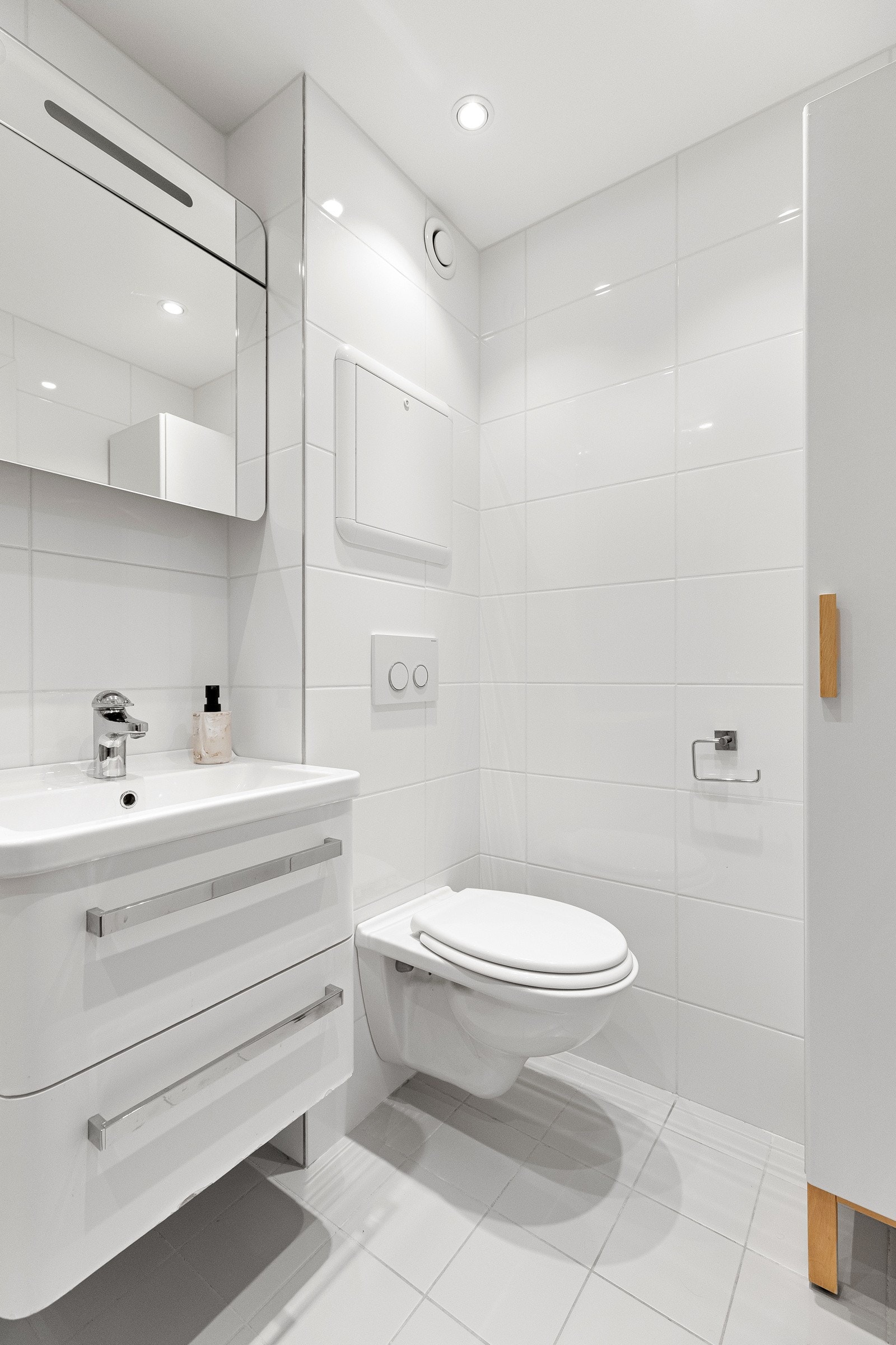 Vegghengt toalett - gulvvarme - downlights i himling Galleribilde