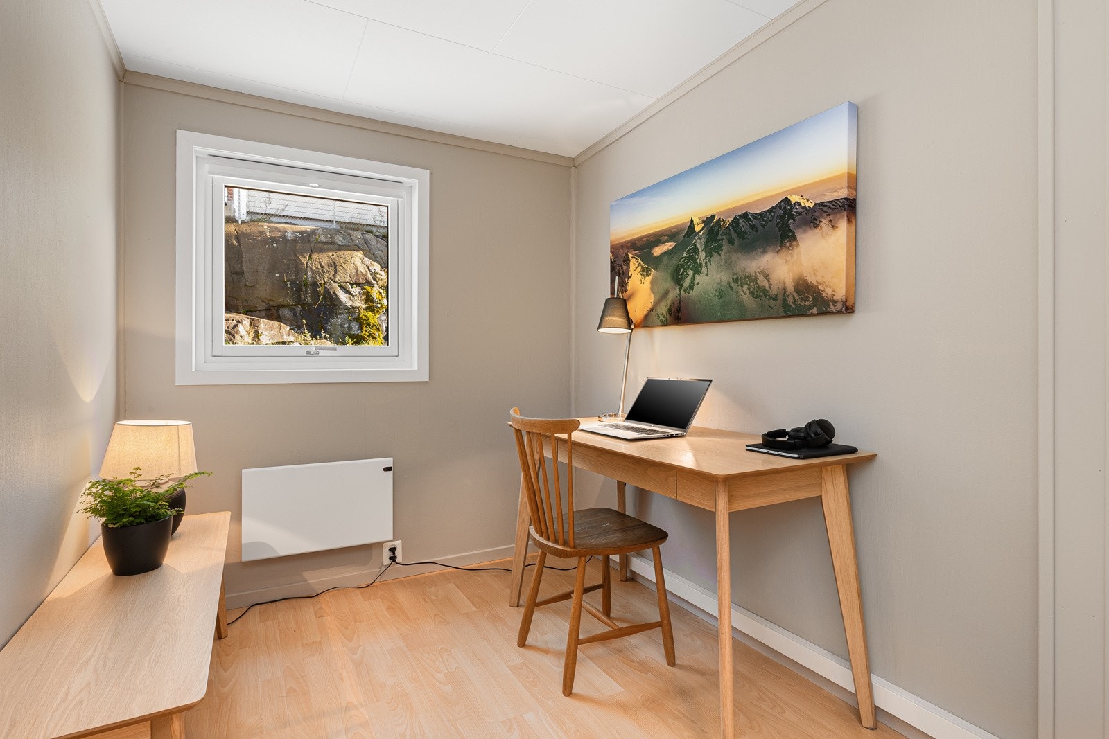 Kontor/soverom i 1. etasje - skyvedørsgarderobe - vindu mot øst Galleribilde