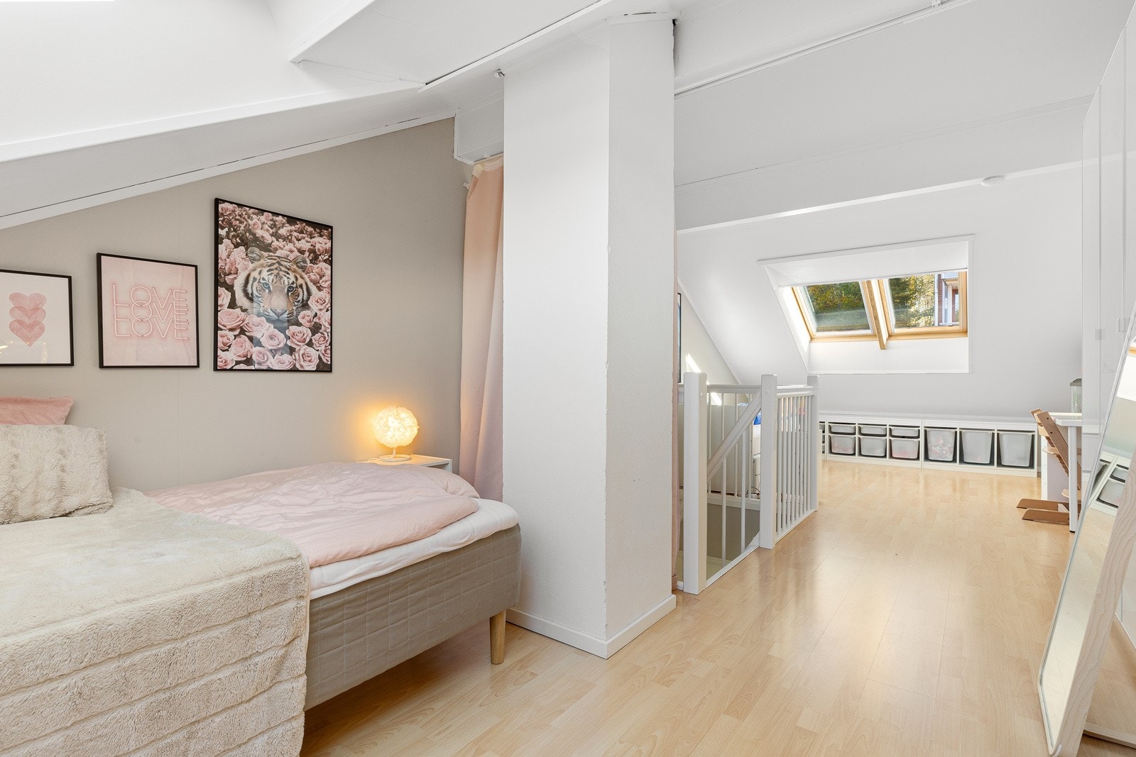 Loftsetasjen er i dag et åpent rom og innredet som 2 barnerom med forheng som skille Galleribilde