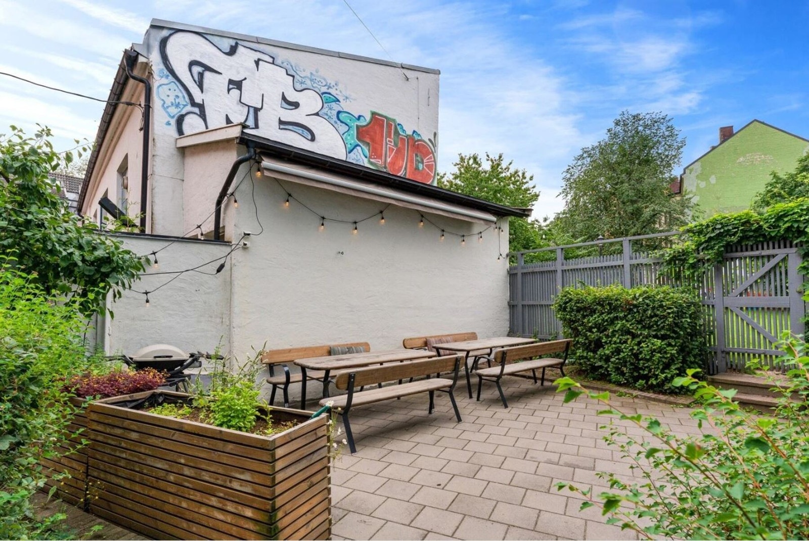 Bakgård - Sommertid. Galleribilde