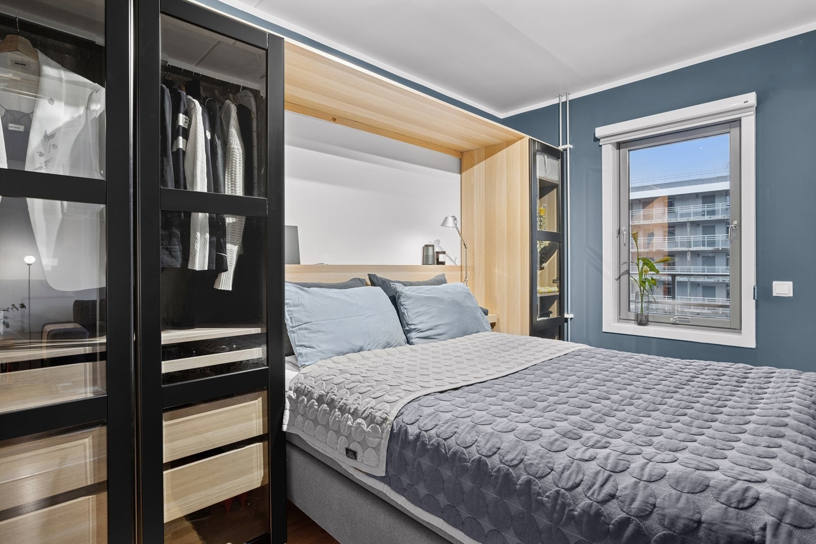 Soverommet har en smart garderobeløsning. Garderoben følger selvsagt salget. Galleribilde