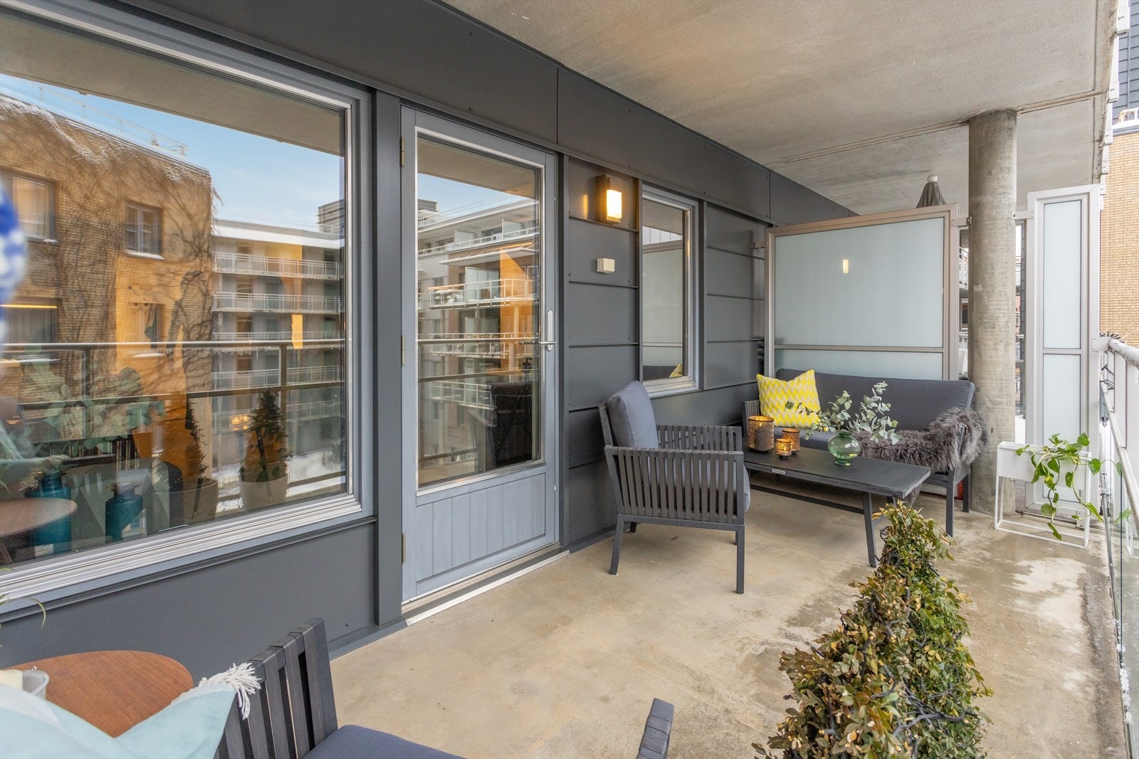 Balkongen er hele 10,5 kvm. og sydvestvendt. Galleribilde