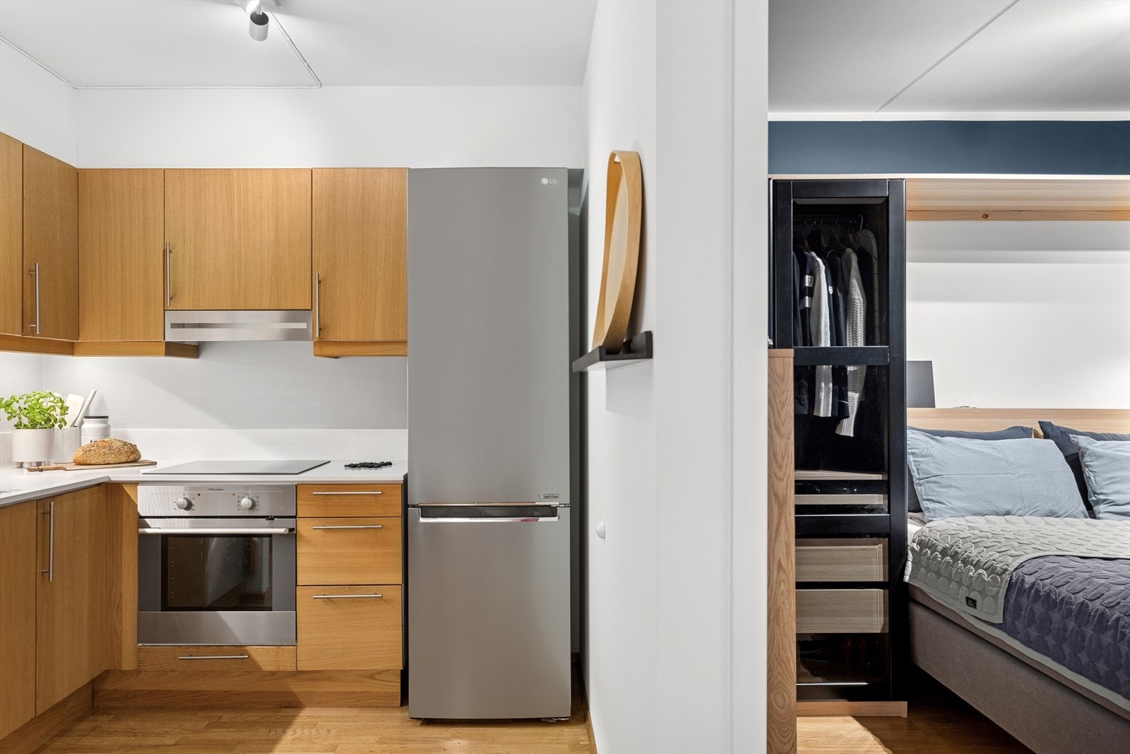 Fin Norema kjøkkeninnredning med mye skapplass. Galleribilde