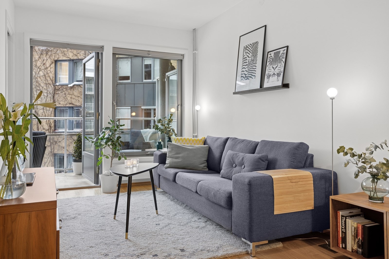 Ei lys og hyggelig stue med utgang til stor balkong. Galleribilde