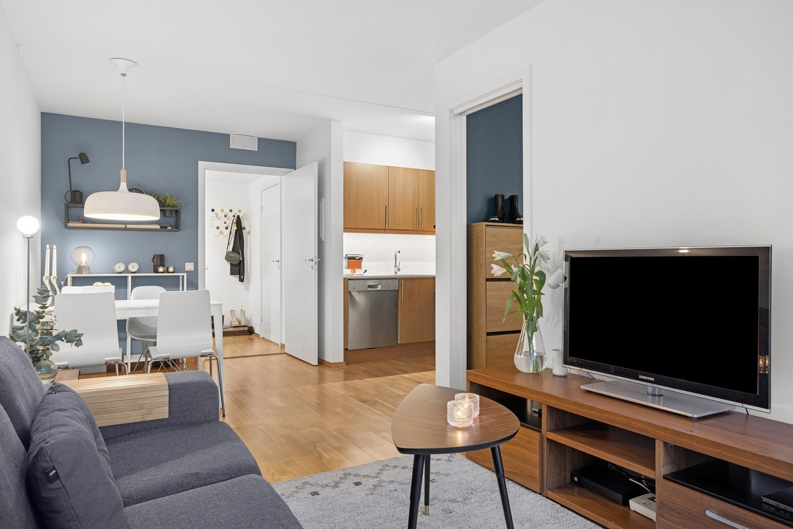 Hele stuen ble nylig malt. Galleribilde