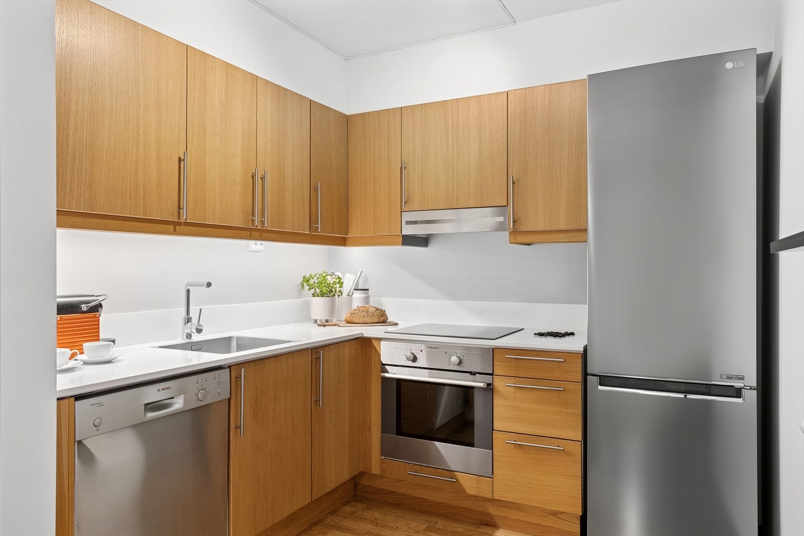 Kjøkkenet har en nydelig benkeplate i stein (kvarts). Galleribilde