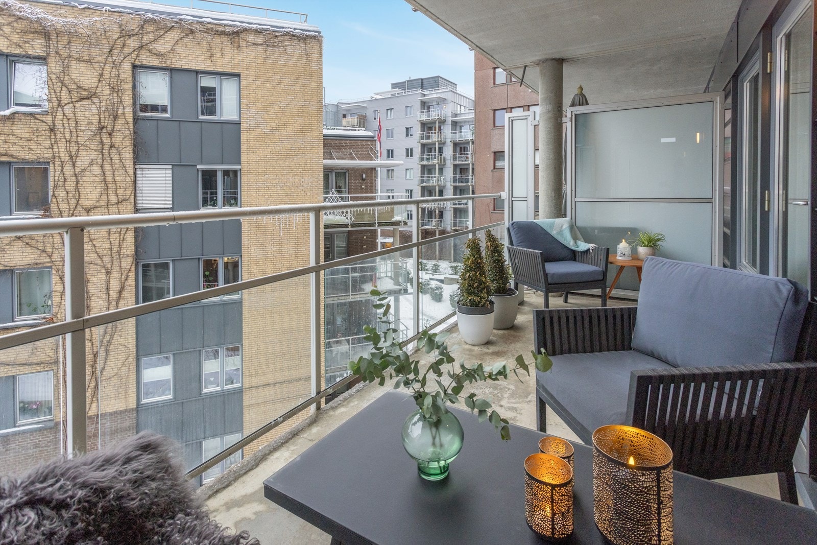 Selvom du her bor meget sentralt, oppleves det stille og tilbaketrukket fra et hektisk byliv på balkongen. Galleribilde