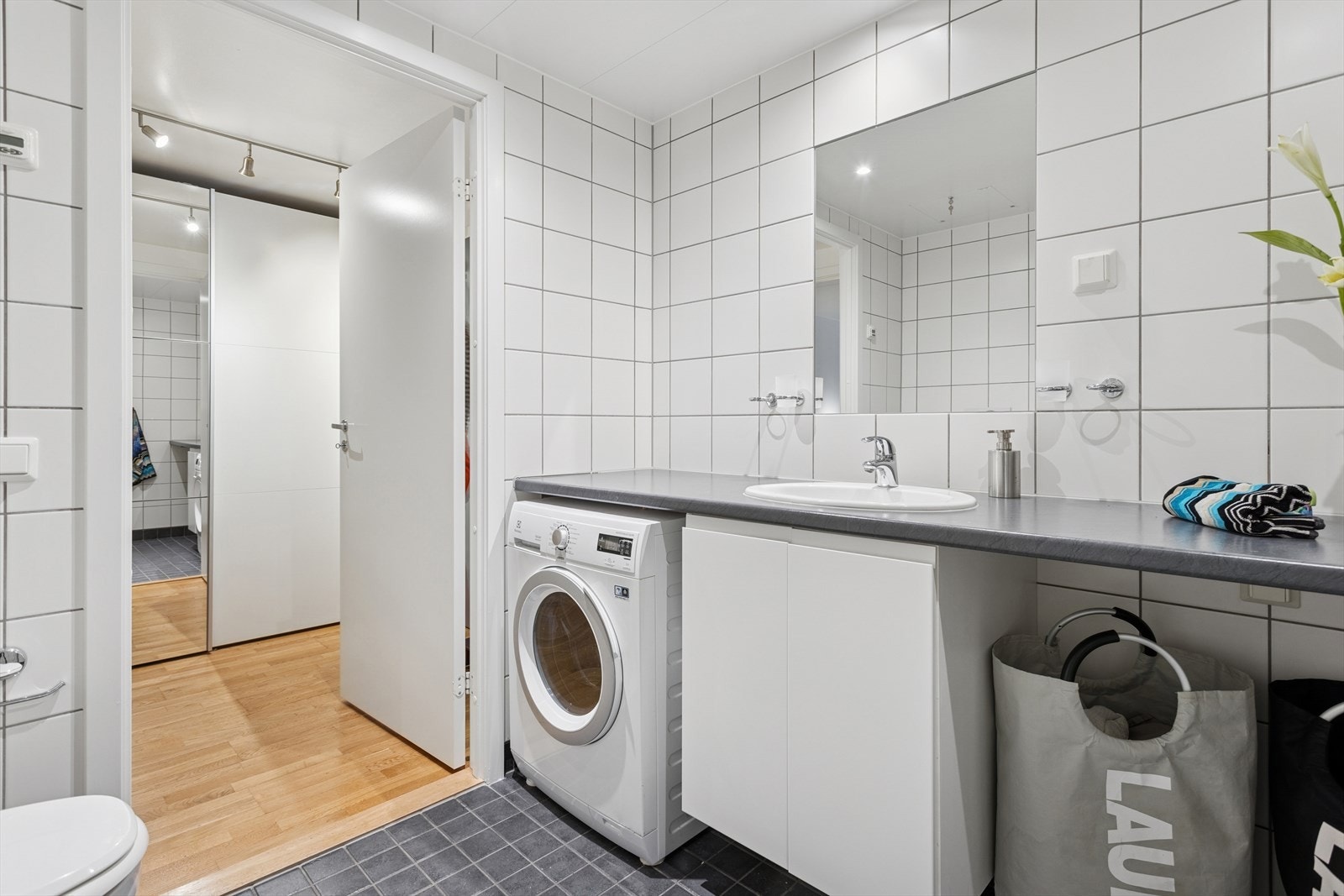 Stort bad med varmekabler på gulv, samt god plass til både vaskemaskin og tørketrommel. Galleribilde