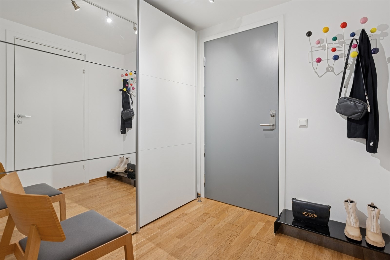 Romslig entré med stor skyvedørsgarderobe. Det følger i tillegg en kjellerbod på 5 kvm. Galleribilde