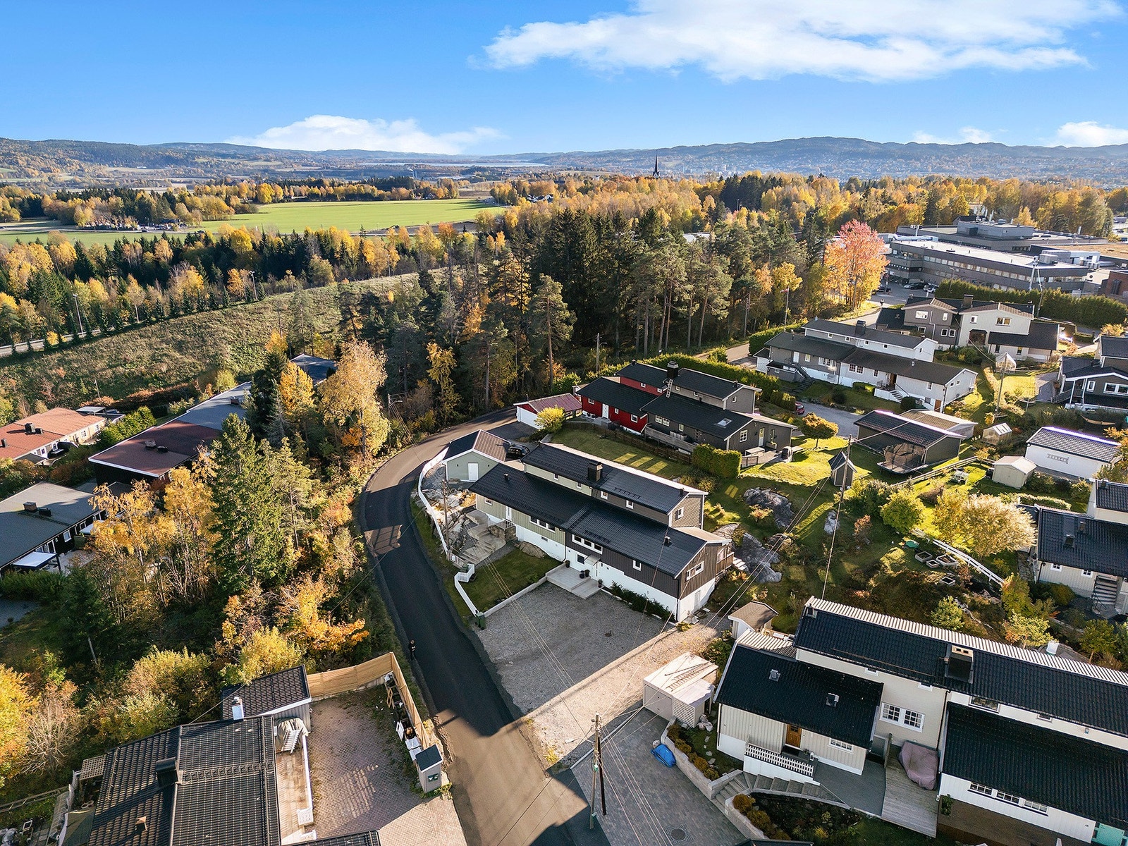 Boligen ligger i et svært rolig og barnevennlig område, perfekt for barnefamilier. Galleribilde