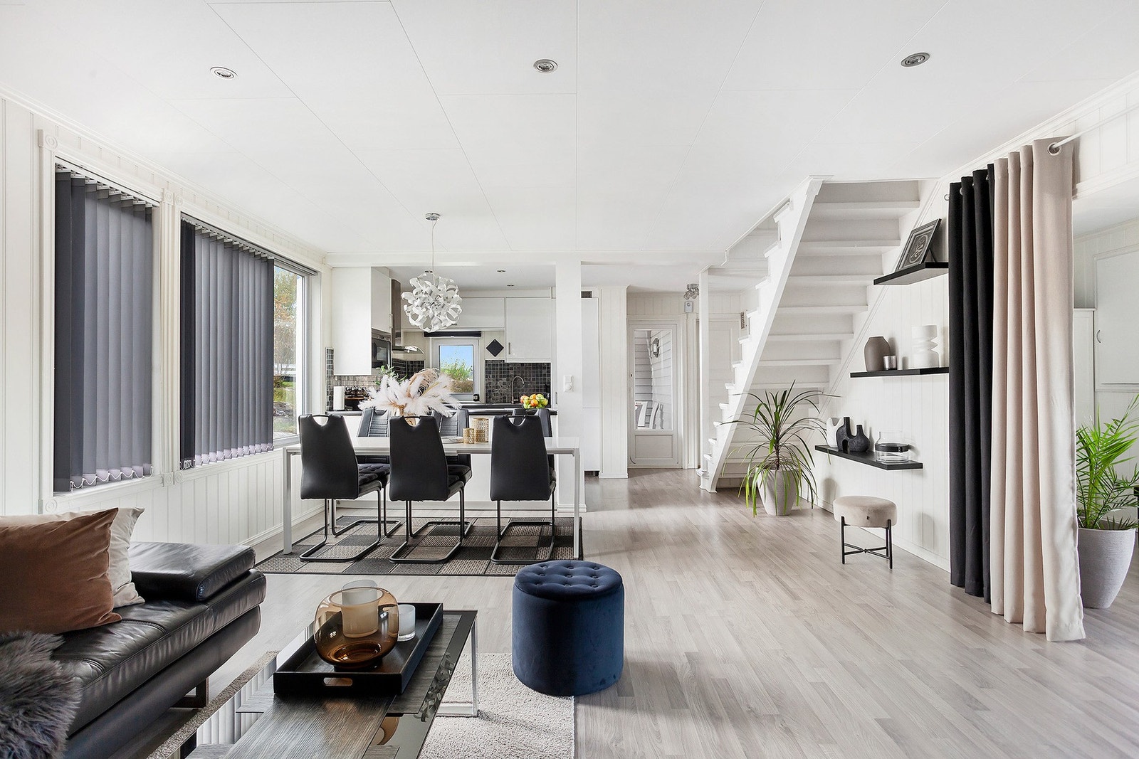 Boligen byr på en romslig stue med åpen kjøkkenløsning. Galleribilde