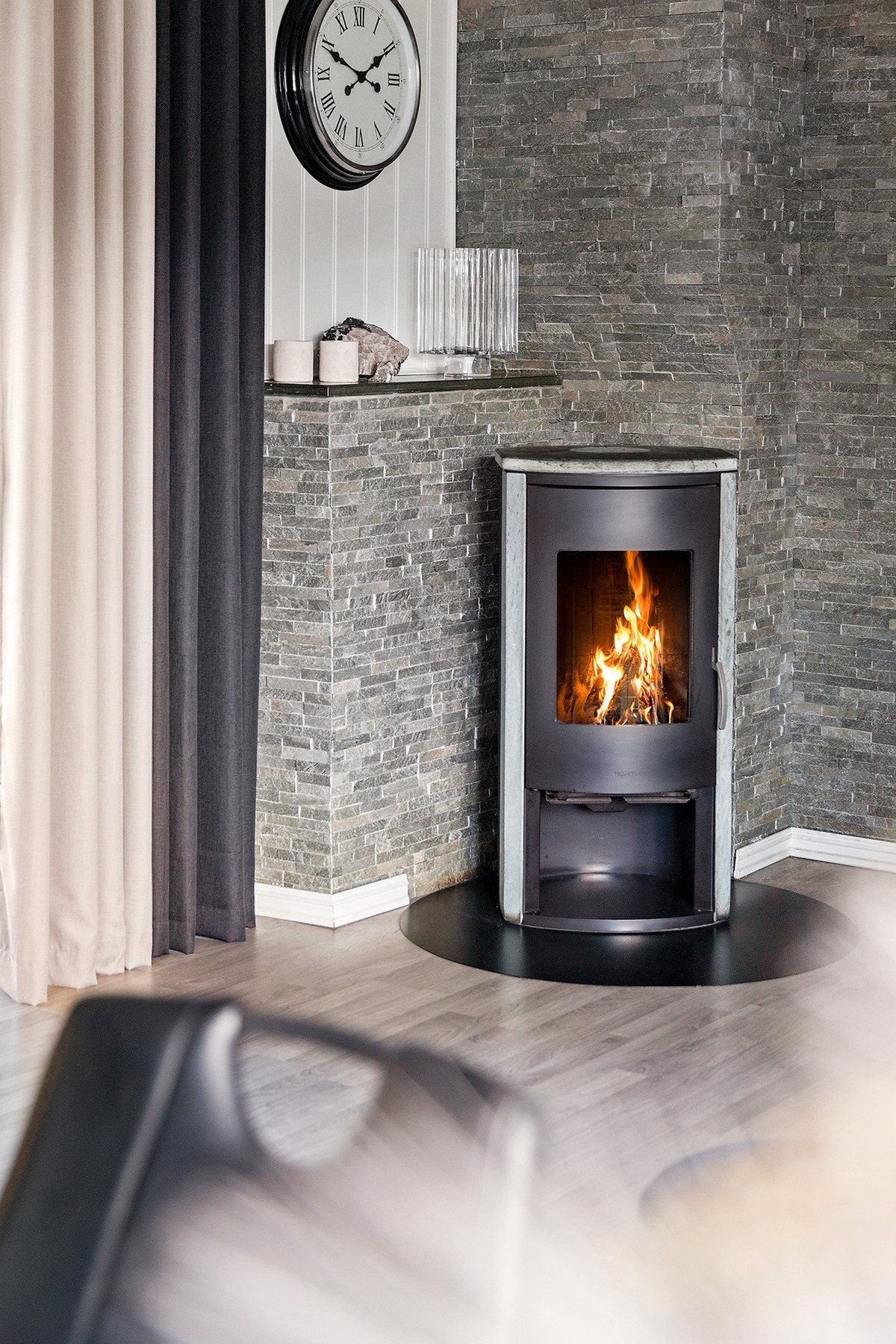 Peis i stuen gir ekstra varme på kjølige høst- og vinterkvelder. Galleribilde