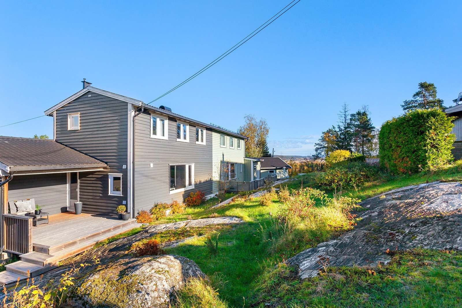 Dette er den perfekte boligen for deg som ønsker å flytte rett inn. Boligen ble pusset opp i 2015 og holder en god standard med et moderne preg. Galleribilde