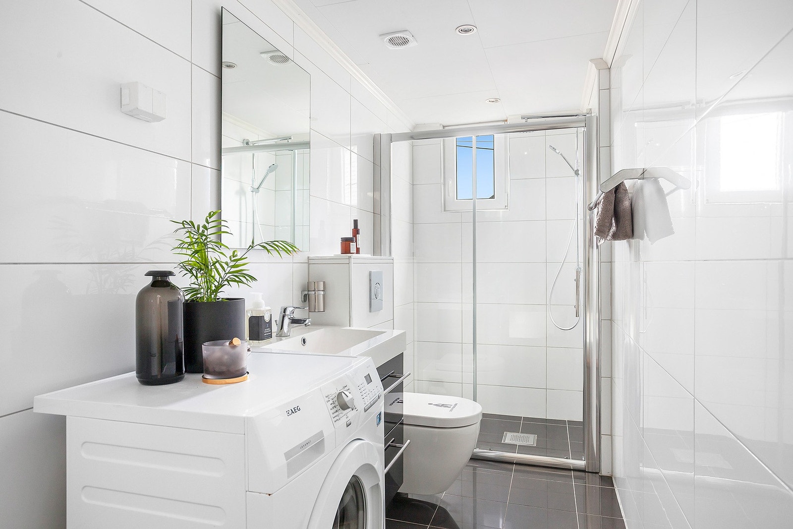 I hovedetasjen av boligen ligger et pent renovert baderom fra 2015, helt ypperlig som en gjestefasilitet eller for å gjøre det lettere for barnefamilier i hverdagen. Galleribilde