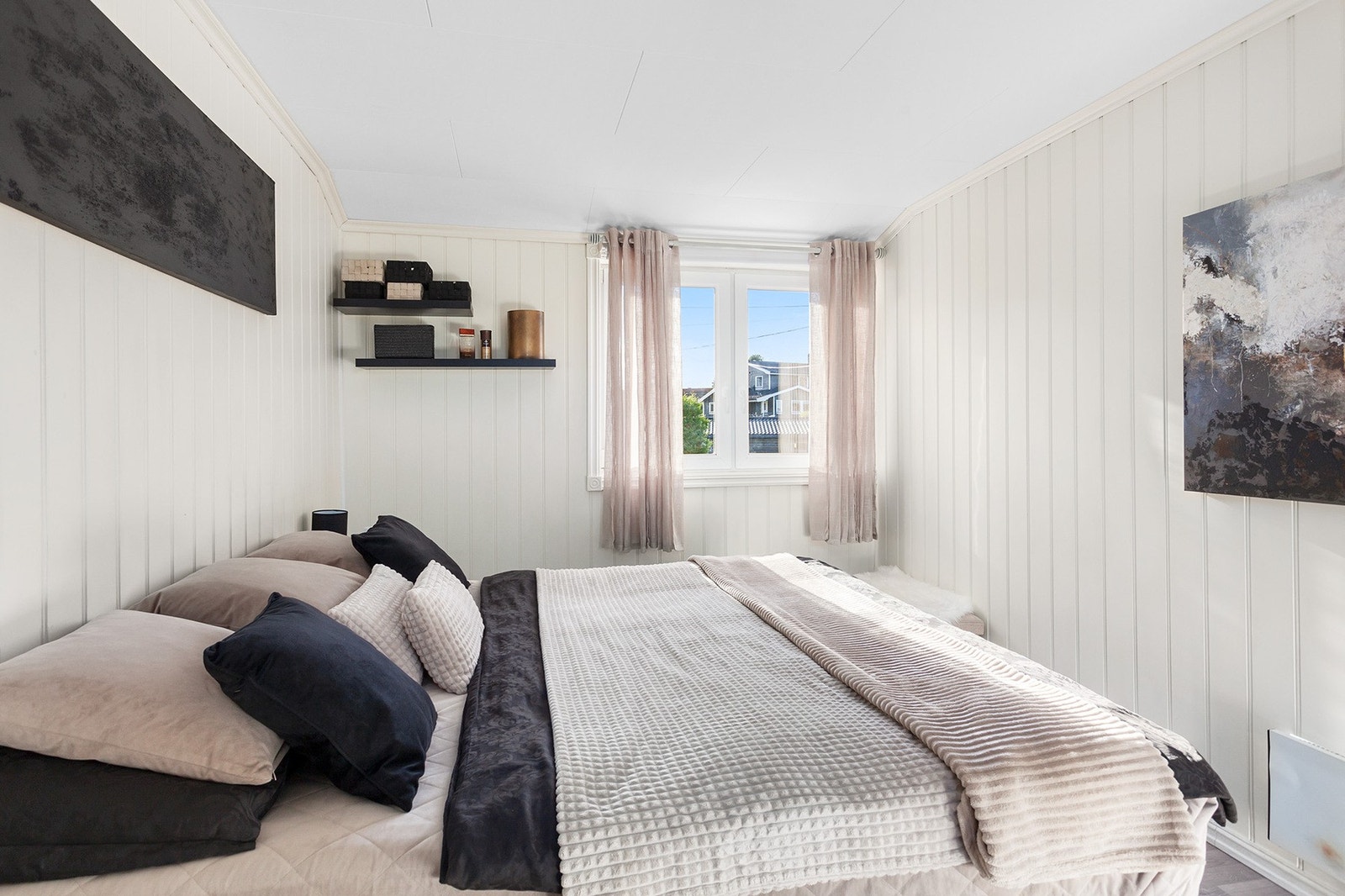 Rommet er gjennomgående og har et vindu på hver side. Galleribilde