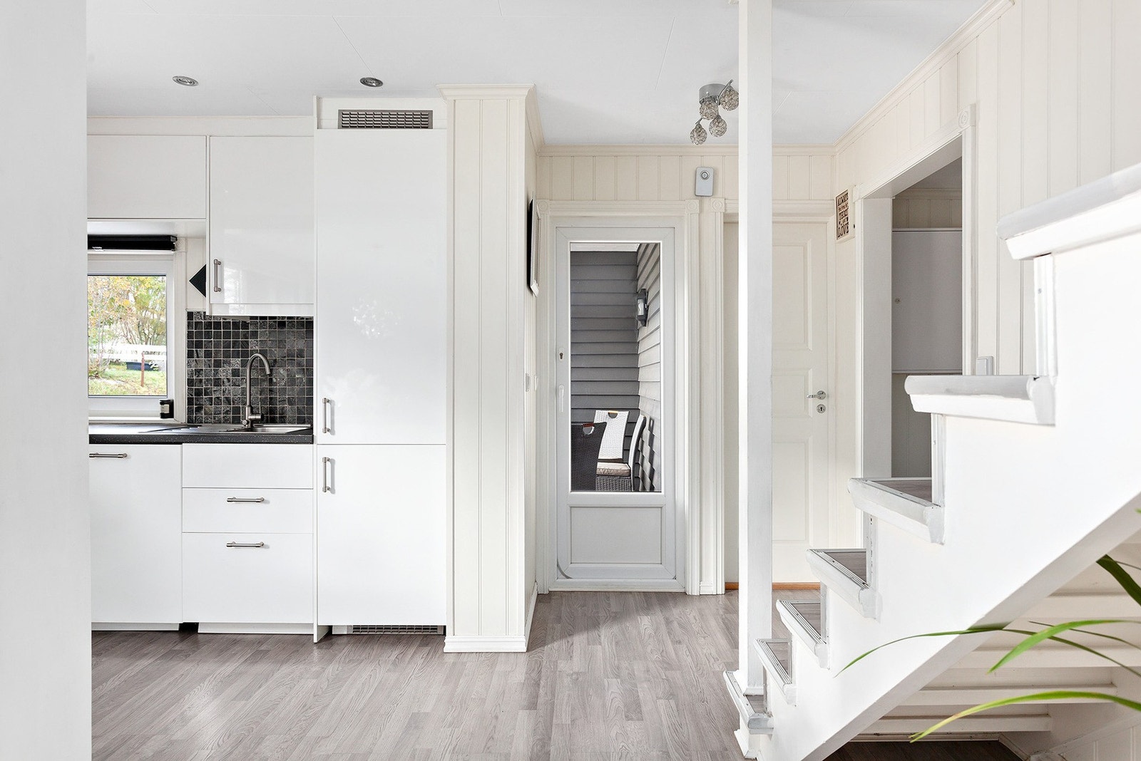 Fra stue/kjøkken er det utgang til en hyggelig terrasse. Galleribilde