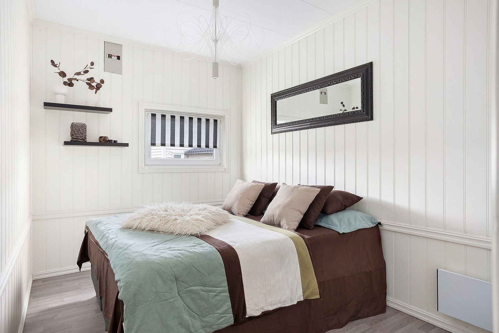 I hovedetasjen er det et ekstra rom. Rommet brukes i dag som et gjestesoverom og tilføyer ekstra fleksibilitet til hjemmet. Galleribilde