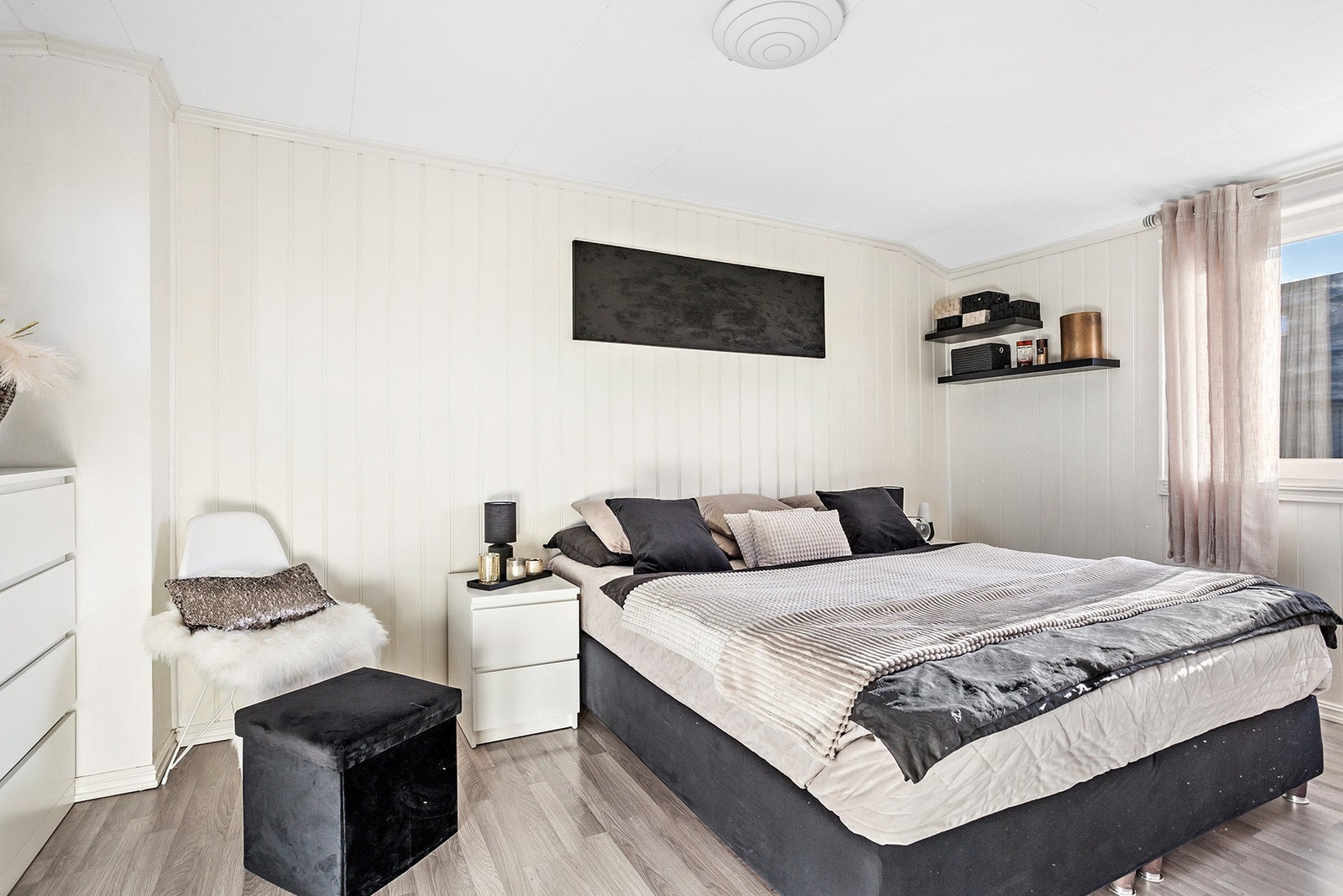 Hovedsoverommet har god plass til en komfortabel dobbeltseng, nattbord og praktiske kommoder for oppbevaring av klær og tilbehør. Galleribilde