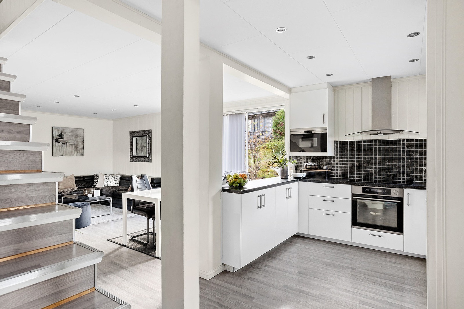 Kjøkkenet ligger åpent til stuen - perfekt for å varte opp gjester! Galleribilde