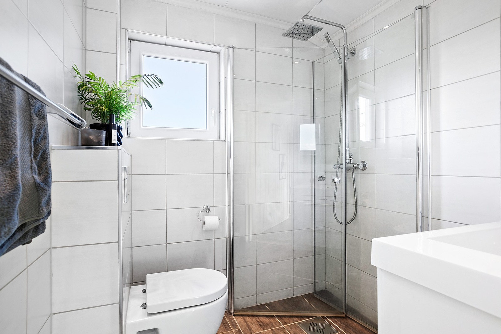 Baderommet i andre etasje har en praktisk tilknytning til soverommene. Galleribilde