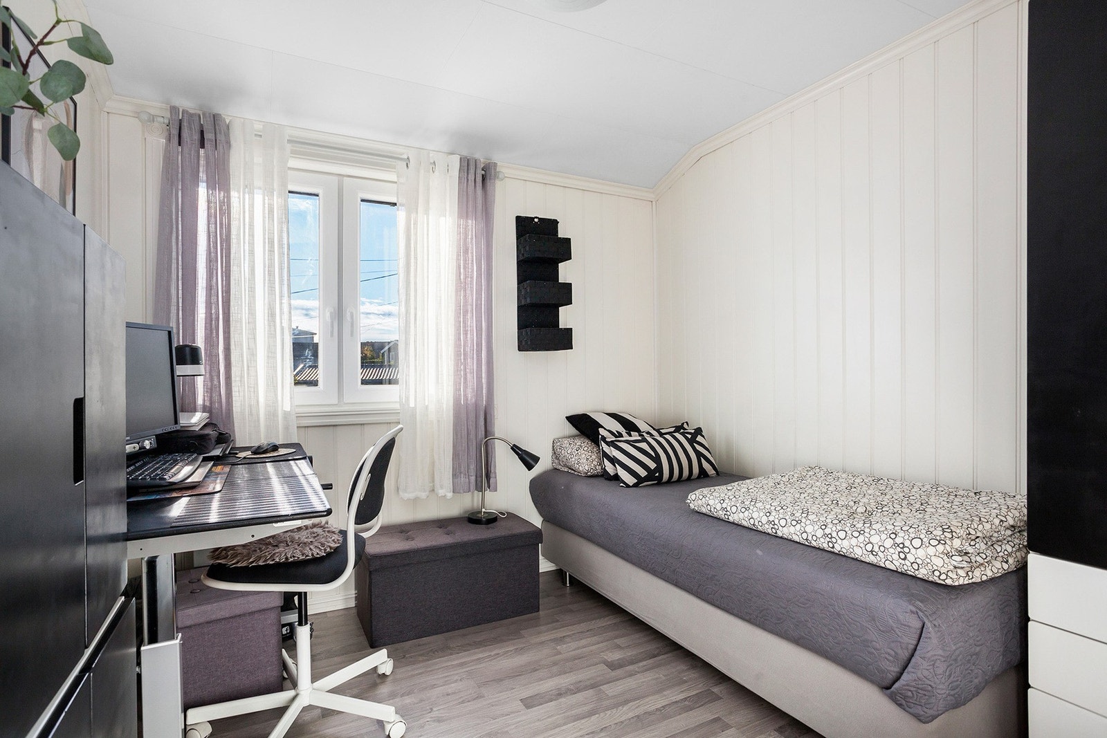 Det siste soverommet er tilsvarende soverom to. Soverommene er ideelle som gjestesoverom, barnerom eller til og med et hjemmekontor, alt etter individuelle behov. Galleribilde