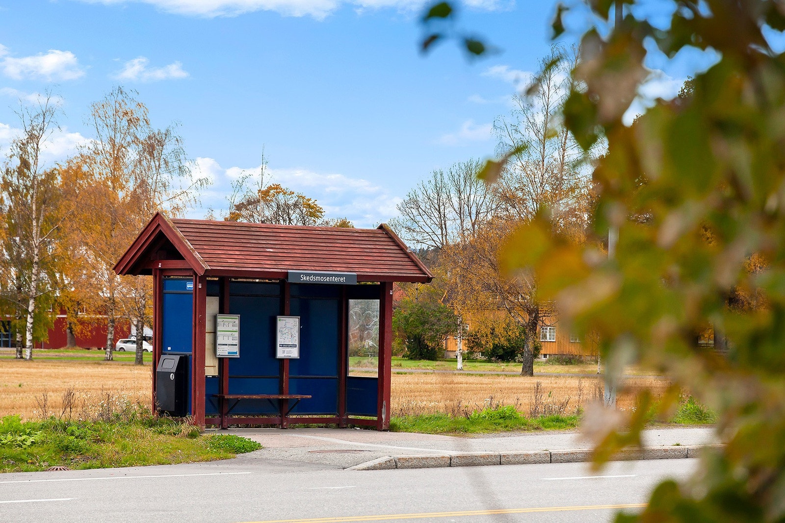 Nærmeste holdeplass, Skedsmosenteret, ligger ca. 450 meter fra boligen og er et knutepunkt for videre ferdsel med buss. Både vanlig tog og flytoget kan man ta fra Lillestrøm. Galleribilde