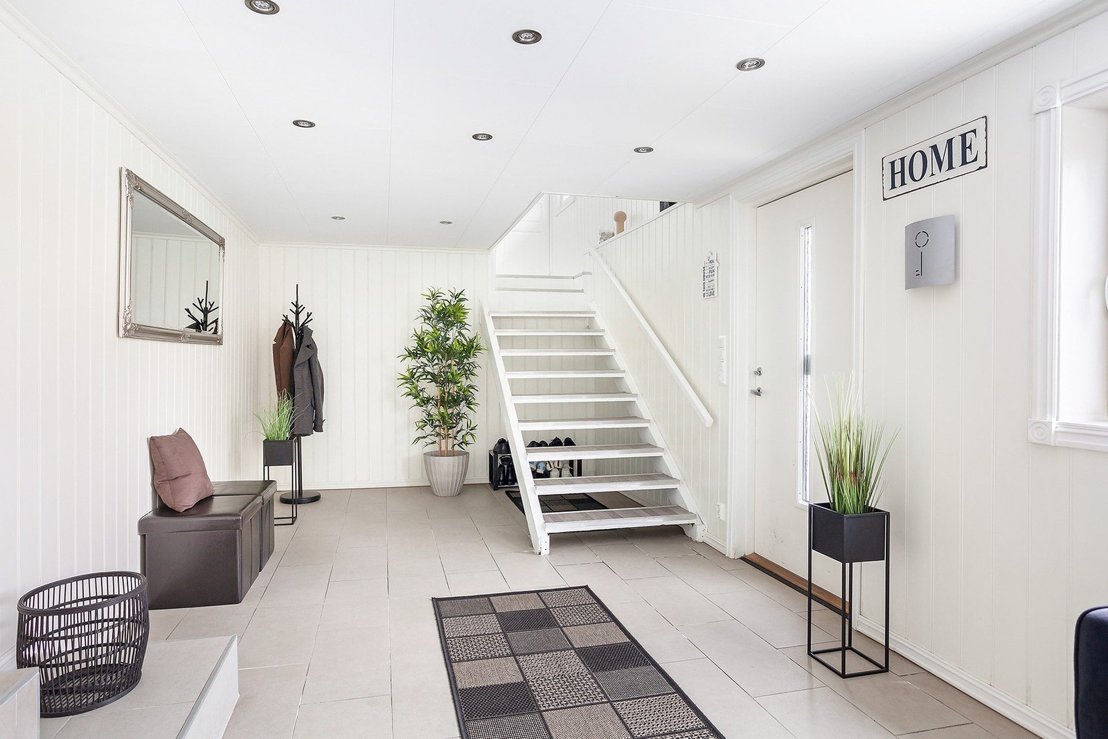 Her har du plass til oppbevaring av sko og yttertøy. Det er også lagt varmekabler i gulv. Galleribilde