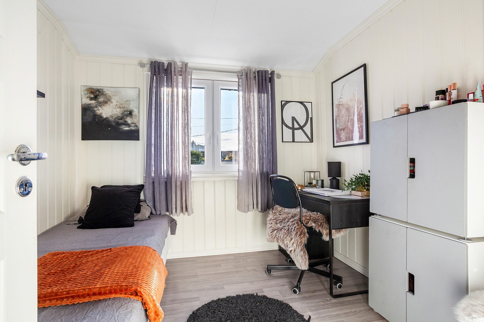 Det andre soverommet er sjenerøs i størrelse, og har god plass til seng, nattbord og garderobeløsning. Galleribilde