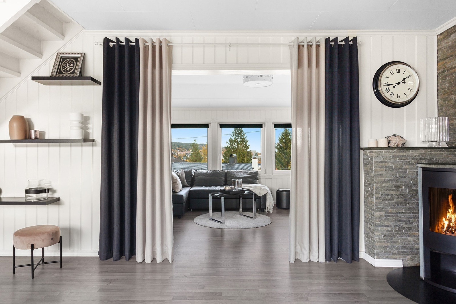 Det er også en egen TV-stue som er delvis adskilt fra stue-/kjøkken sonen. Galleribilde