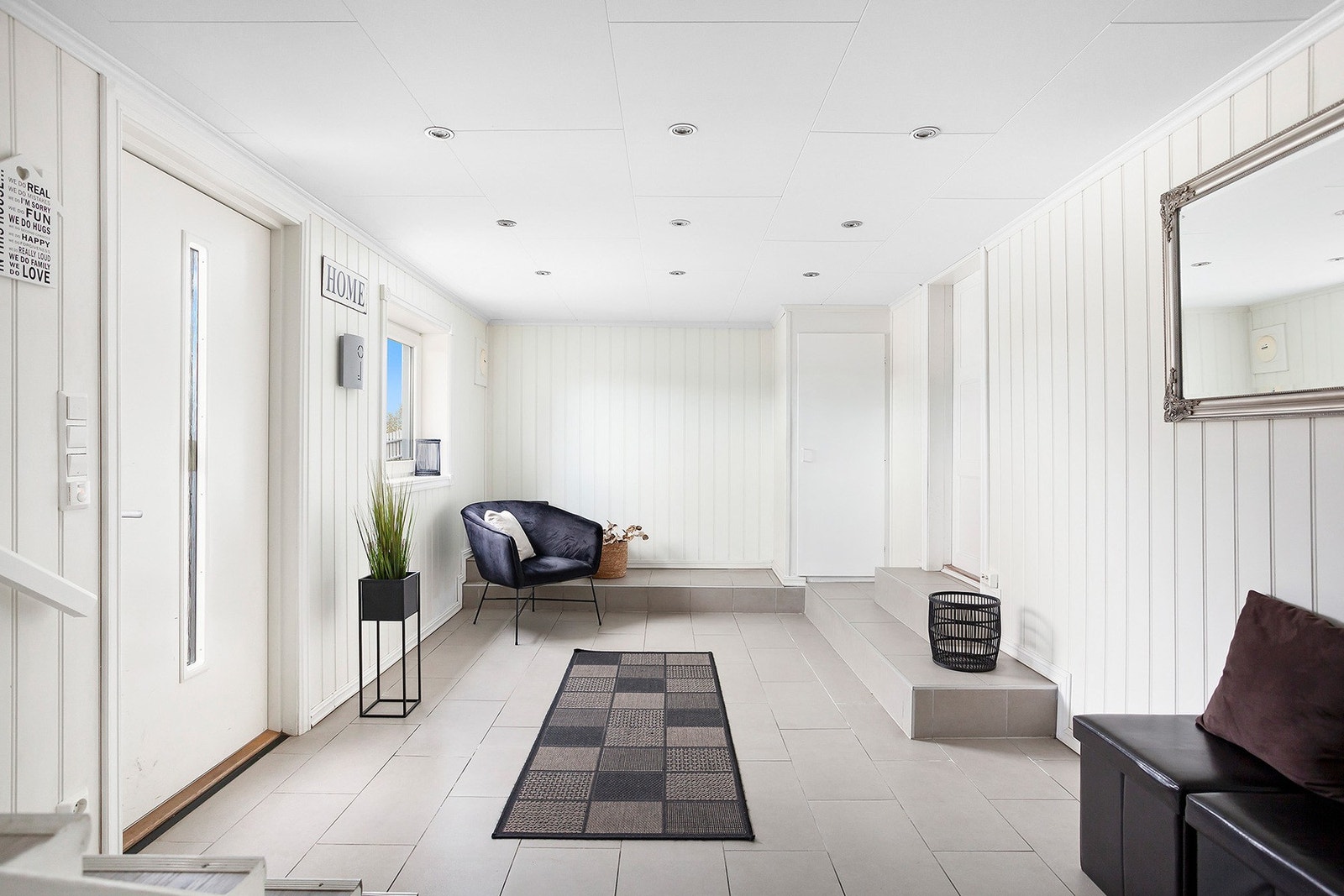 Velkommen inn! Det første som møter deg er en lys og romslig entré. Galleribilde