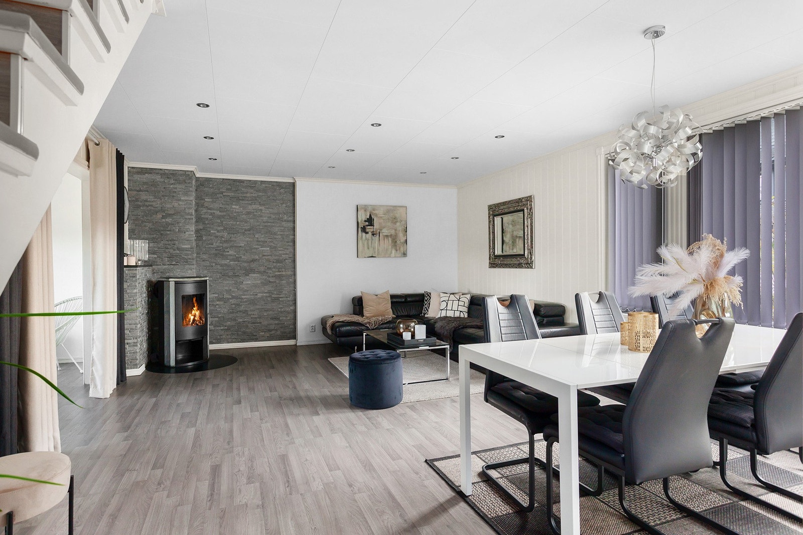 Her er det god plass til sofamøblement og spisestuemøblement. Galleribilde