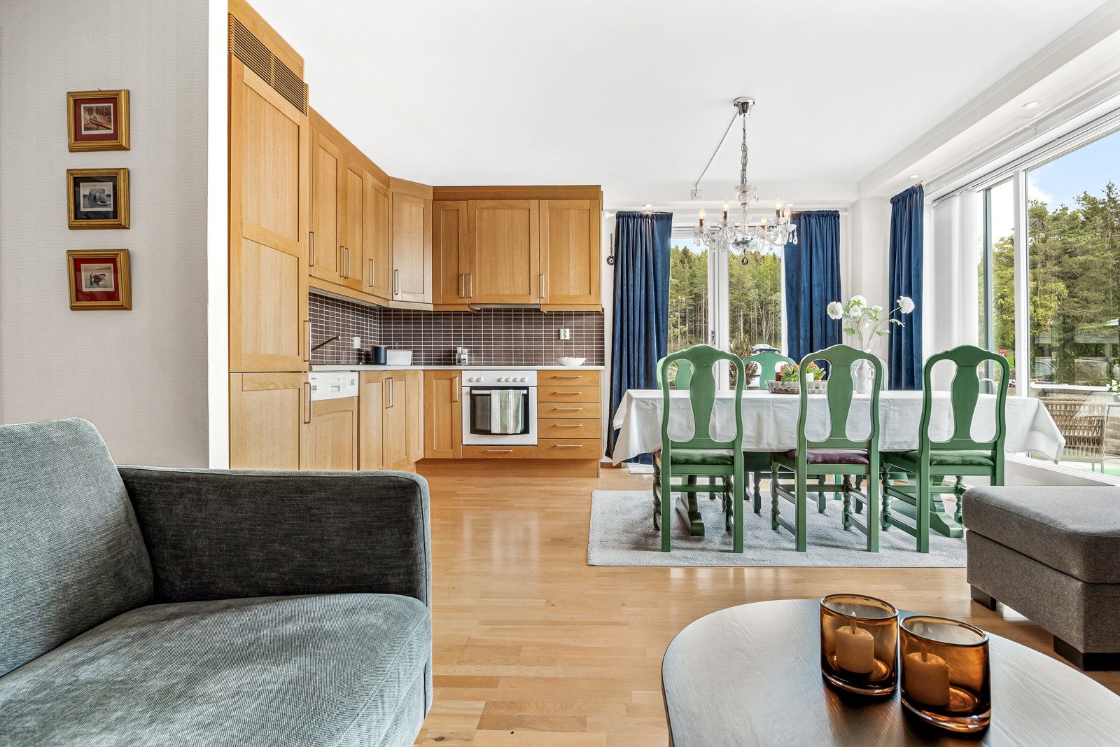 Det er plass til å innrede sofa i egen sone, og spisebord i tilknytning til kjøkkenet. Galleribilde