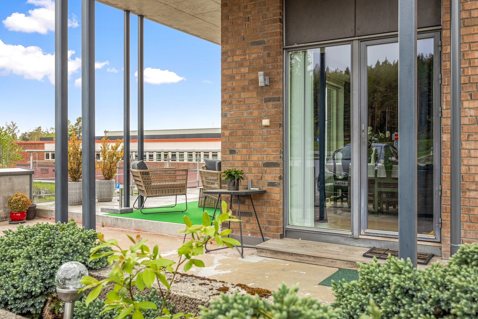 Leiligheten har stor uteplass og tilgang til fellesareal. Galleribilde