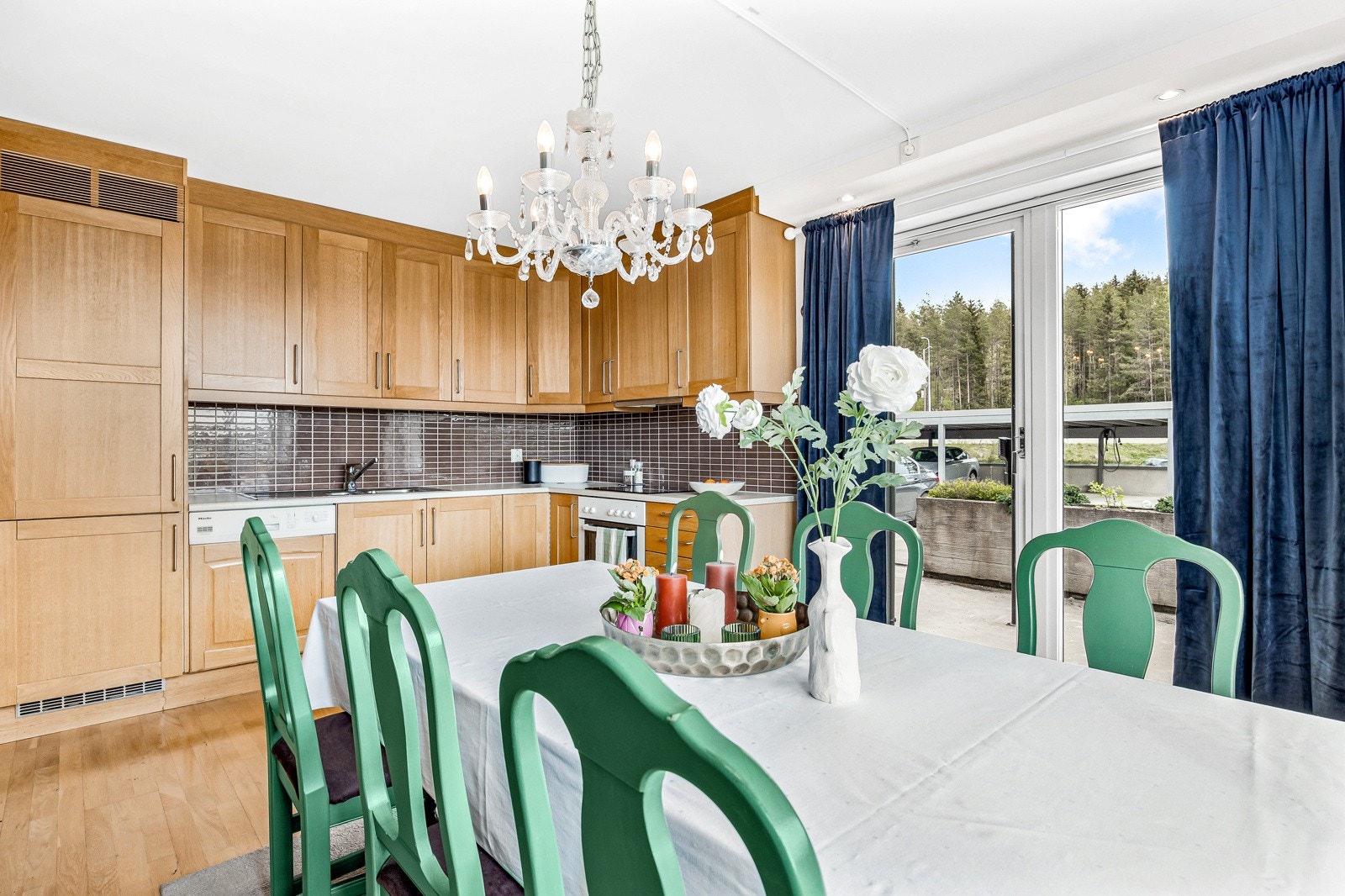 To skyvedører fra gulv til tak gir godt lysinnslipp. Galleribilde