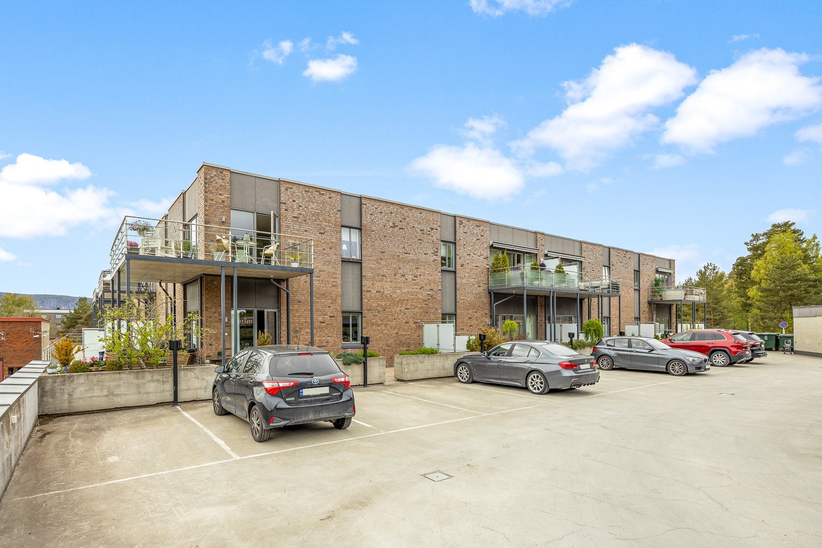 Svært sentral beliggenhet på Tranby med gangavstand til alt du behøver i hverdagen. Det er matbutikk i byggets 1. etasje. Galleribilde