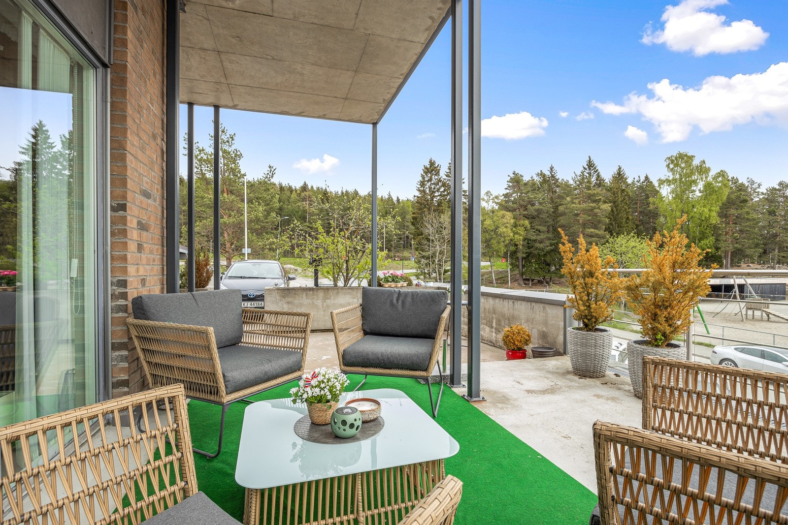 Terrassen er delvis overbygd og fungerer som en fin forlengelse av stuen uansett vær. Galleribilde