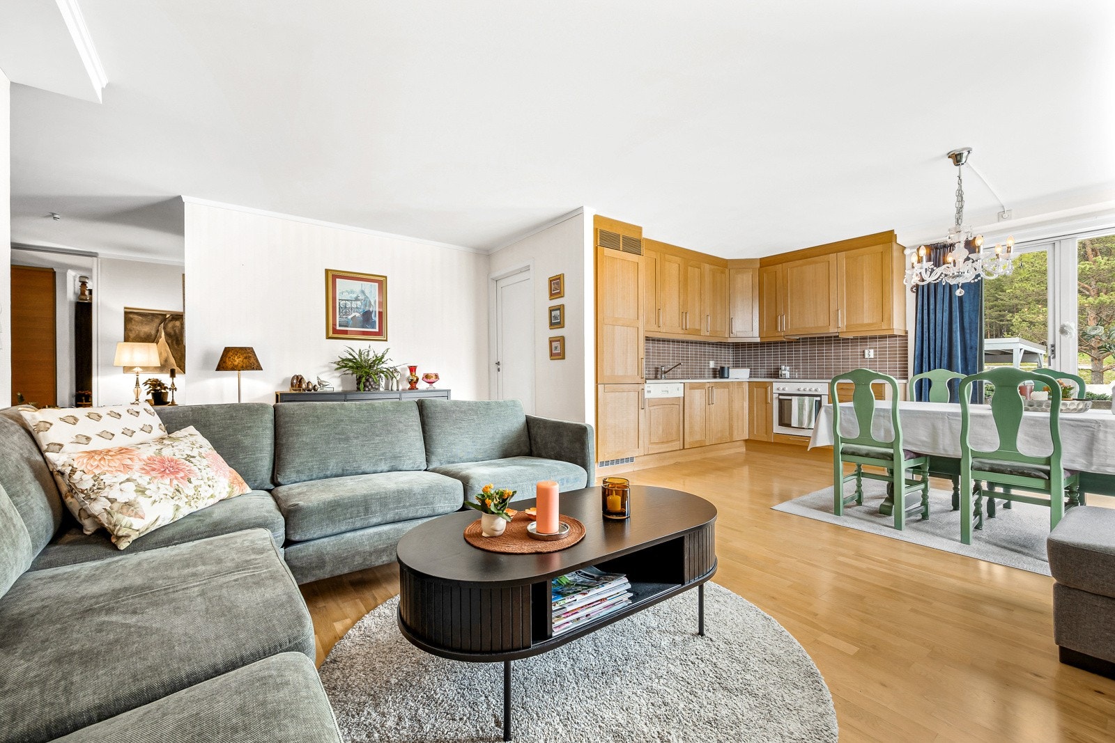 Leiligheten har fin planløsning over 77 kvm, med lyse rom og smarte løsninger. Galleribilde