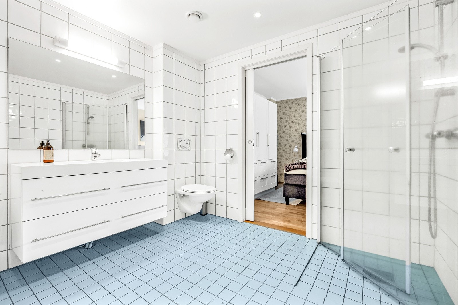 Romslig baderom med flsialgte overflater, downlights og gulvvarme. Galleribilde