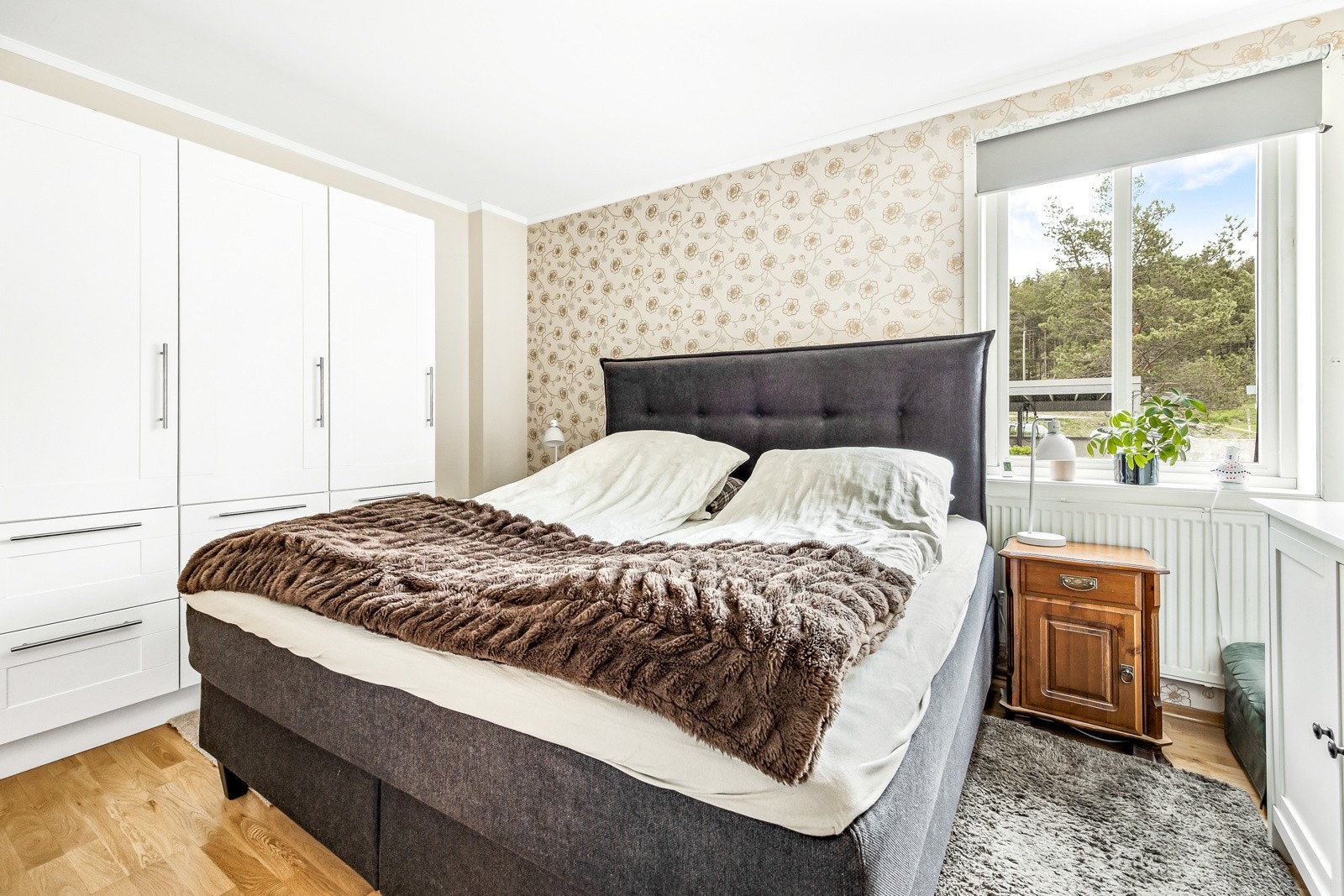 Lyst og hyggelig hovedsoverom med god skapplass. Soverommet har direkte adkomst til badet via skyvedør. Galleribilde