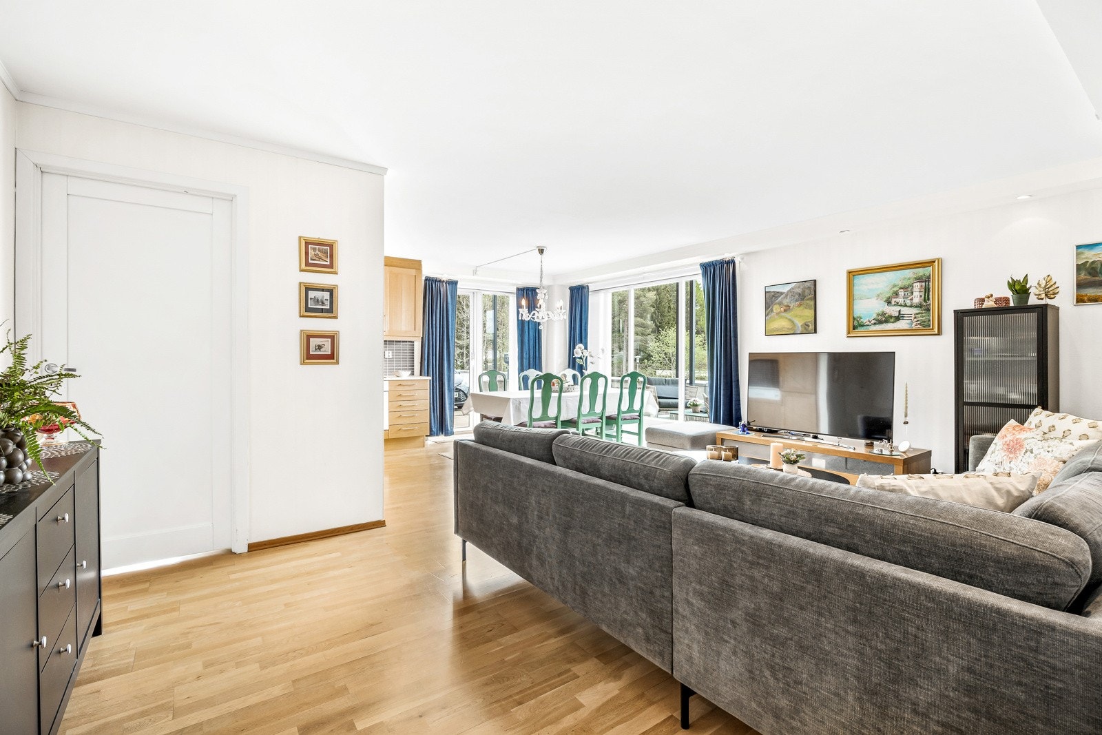 Åpen stue og kjøkkenløsning med utgang til terrassen utenfor. Galleribilde